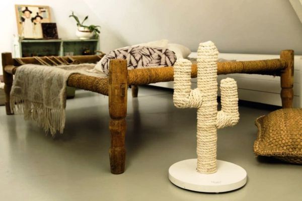 Holz-Kratzbaum "Cactus" weiss designed by Lotte
